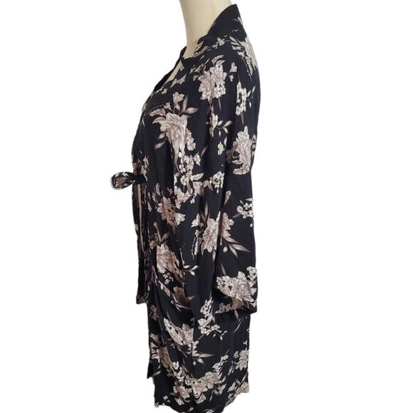 Spiritual Gangester Black and White Floral Kimono Robe - Picture 6 of 8